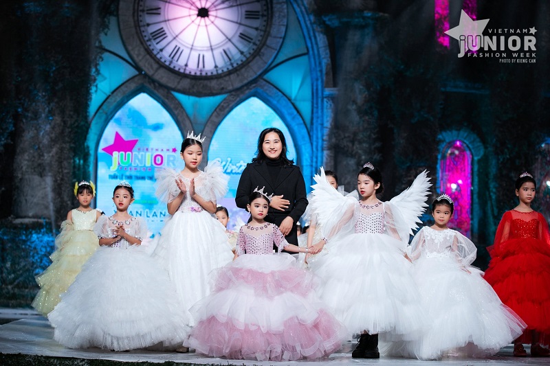 Winter Swan - Show trình diễn ấn tượng của những công chúa thiên nga.